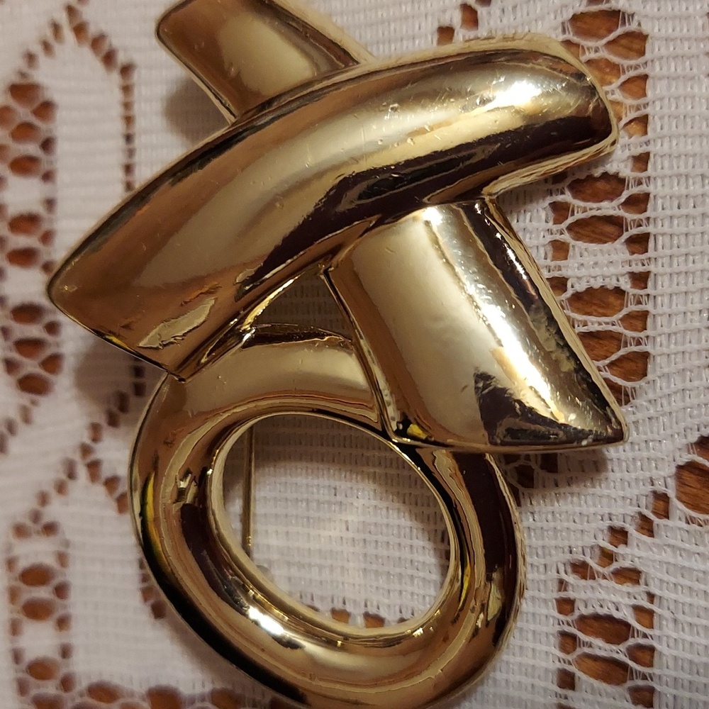 💘 'Hugs & Kisses' Brooch